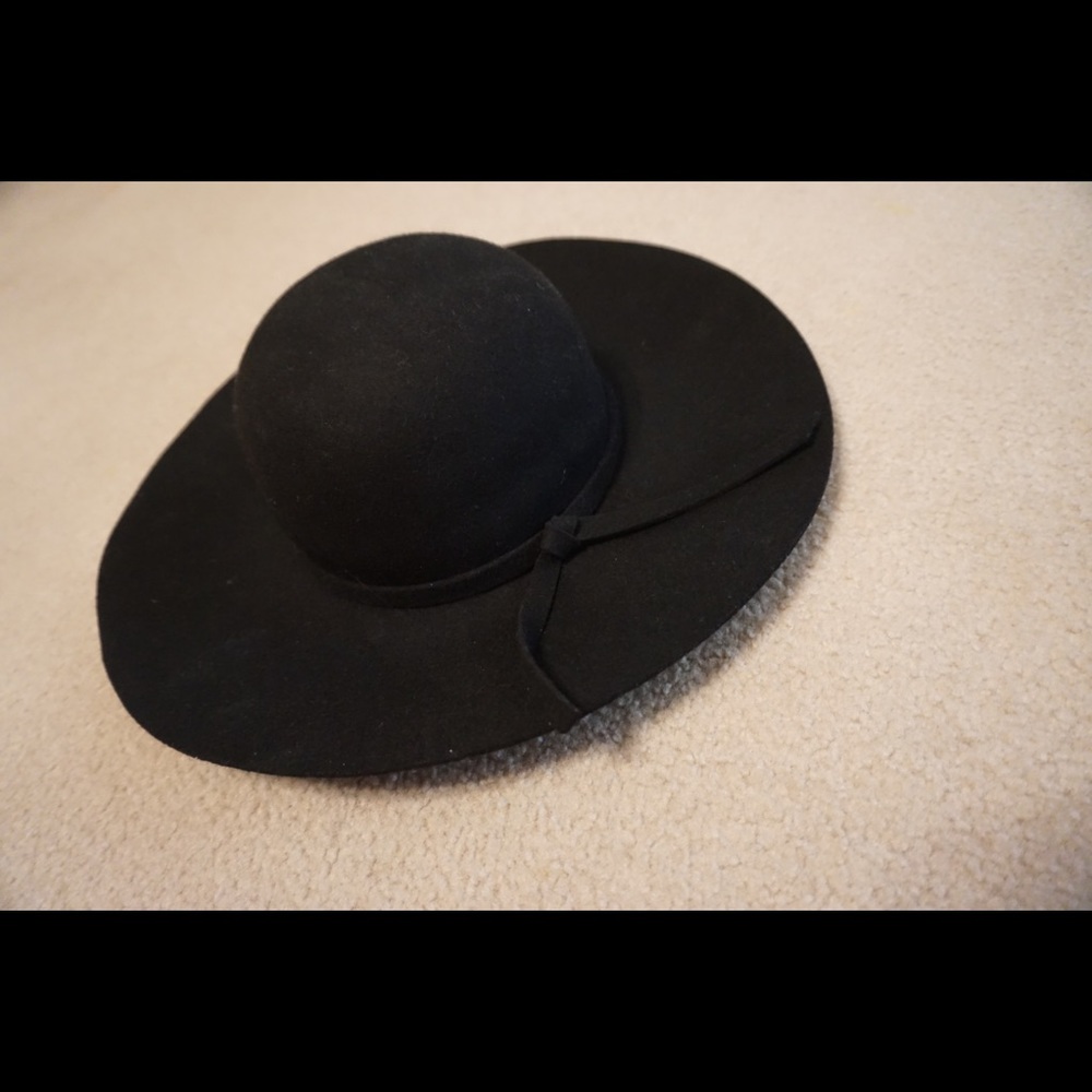 Black sun hat